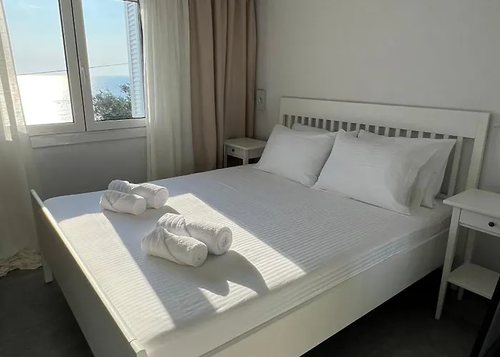 Petra Mare * Ano Pavliana